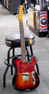 Squier - FSR Classic Vibe '60s Custom Esquire Electric Guitar - 3-Colour Sunburst 2
